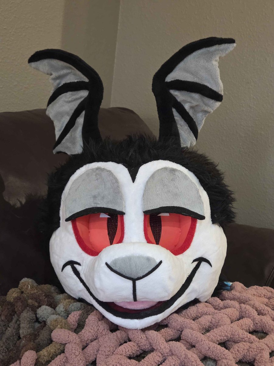 PuntedBunt's tweet photo. A better look at him! 🦇🩸 https://t.co/MrZaYTZmZx