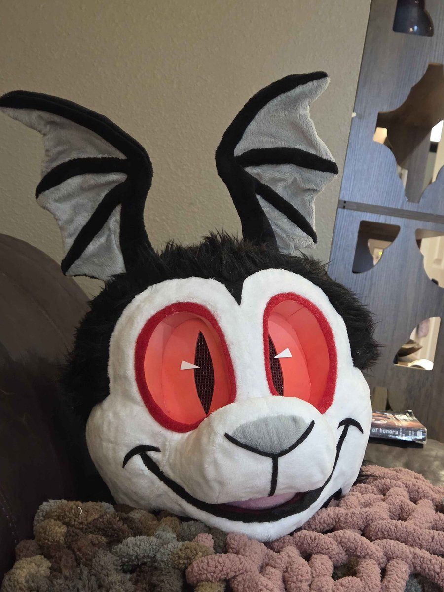PuntedBunt's tweet photo. A better look at him! 🦇🩸 https://t.co/MrZaYTZmZx