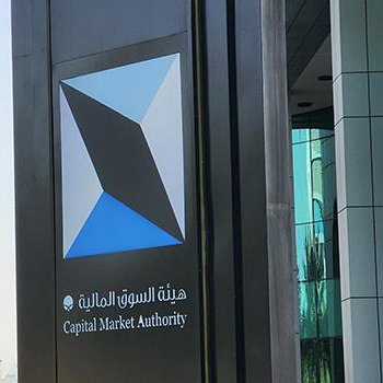 THEWOLFOFTASI's tweet photo. 🔴 بعد تعيين مازن السديري.. إصلاحات بالجملة 👏👏

منذ تولي الرئيس الجديد "مازن السديري" لرئاسة هيئة السوق قبل شهر ونصف، تسارعت الإصلاحات التنظيمية لتعزيز الشفافية وإدارة المخاطر وجودة السوق..

أبرز الخطوات:

- لقاءات الأرباح: مقترح إلزام شركات السوق الرئيسية بعقد لقاءين سنوياً لمناقشة النتائج، خلال 5 أيام عمل من إعلانها.

- التداول الخوارزمي: طرح ضوابط جديدة للحد من كثافة الأوامر الخوارزمية وتنظيم تداولاتها.

- الأسواق الخارجية: مقترحات لتنظيم التداول بالهامش، منها تغطية لا تقل عن 50% للصفقات الممولة بالهامش، مع قيود على الأدوات عالية الرافعة والشركات ذات الخسائر المتراكمة المرتفعة.

- صناديق أسواق النقد: تحديد استثماراتها الخارجية عند 5% من صافي الأصول، مع اشتراط التعامل مع أطراف ذات تصنيف ائتماني بدرجة استثمارية.

- الاكتتابات: ربط طلبات المؤسسات أثناء بناء سجل الأوامر بقدرتها الفعلية على السداد، والتحقق من الملاءة النقدية وشبه النقدية.

- متعهد التغطية: مقترح إلزامه بشراء كامل أسهم الطرح منذ بداية بناء سجل الأوامر.

- إفصاحات الشركات: مقترح إلزام الشركات بالإفصاح عن توقعات ومؤشرات الأداء المالي لمدة لا تقل عن سنة.

- مكافآت مجالس الإدارة: مراجعة سياسات المكافآت وربطها بمعايير أداء واضحة مع تعزيز الإفصاح.

- مكاتب المحاسبة: اعتماد تعديلات تشدد متطلبات الكفاءة المهنية وإدارة الجودة، بهدف رفع جودة أعمال المراجعة والمعلومات المالية.

- إقراض الأوراق المالية: تشديد الالتزام بالمتطلبات التنظيمية، مع اشتراط ملاءمة العملية والحصول على موافقة العميل صراحةً وكتابيًا قبل إقراض أوراقه المالية.

بإذن الله تعود الثقة للسوق السعودي بعد بدء تنفيذ هذه التغييرات..