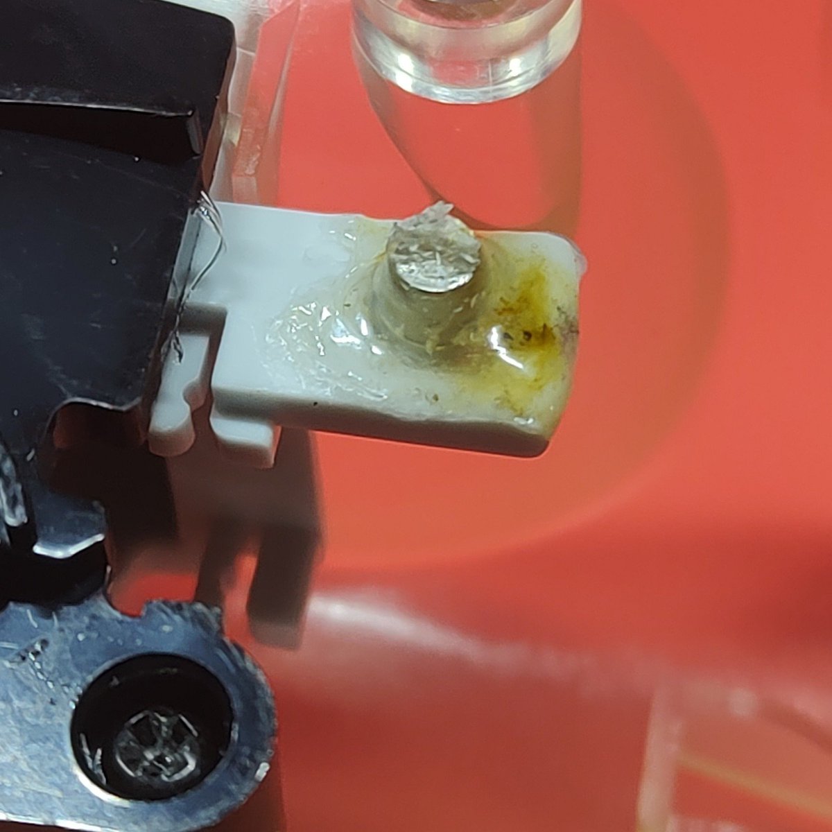 CardosiCustoms's tweet photo. Uh... Hall Effect analog triggers? Not really a 1:1 replacement for analog sliders... Maybe a new type of mod for OEMs?

Yes, I know it looks hideous inside. https://t.co/KvXVSCwzAa