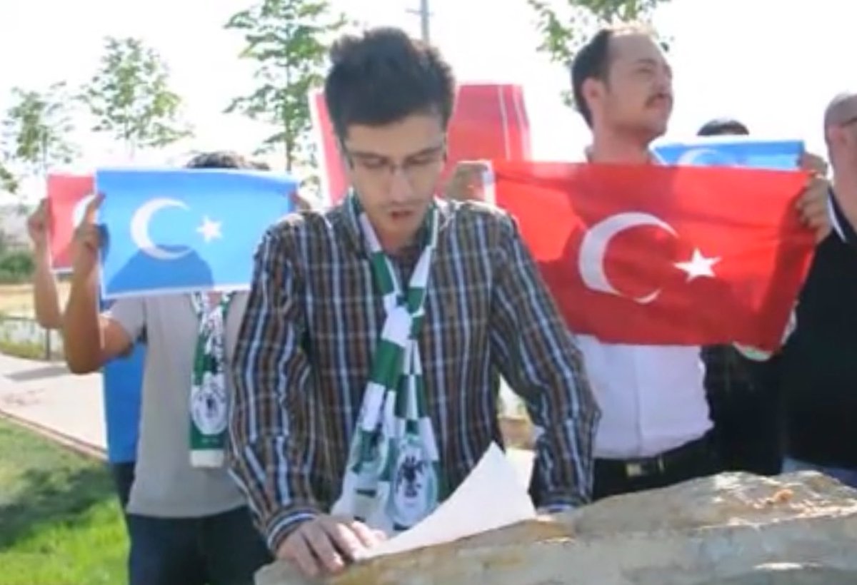 Poyraz1922's tweet photo. "Hüü ama siz hiç doğu Türkistanın destekle mıyosunuz Arap ları destekleyin zaten hep hüüü" https://t.co/yCNWEBJ2AC