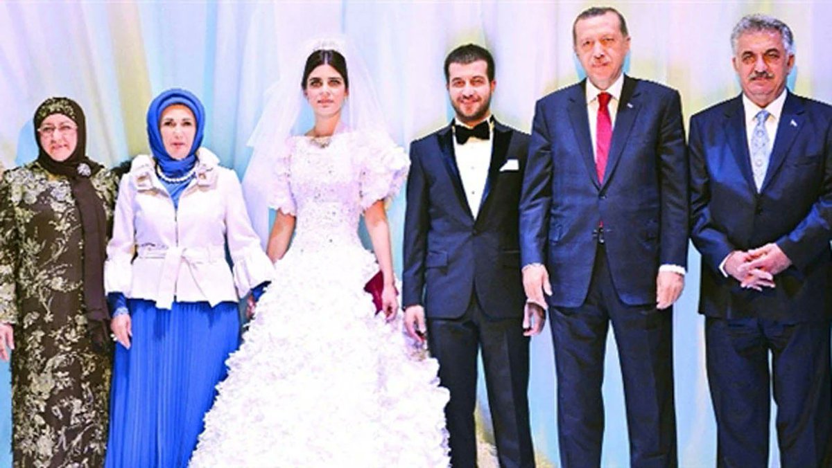 BirGun_Gazetesi's tweet photo. Fon soruşturmasında AKP Genel Başkan Yardımcısı Hayati Yazıcı'nın oğlunun mal varlığına getirilen tedbir kararı çabucak kaldırıldı:

Başsavcılık tarafından ilgili kurumlara yeni bir yazı gönderildi. Bu yeni yazıda, soruşturma kapsamında malvarlığı ve para hareketlerine yönelik tedbir kararı alınan bazı şüpheliler hakkında “alınan ifadeler ve toplanan diğer deliller” doğrultusunda yeniden değerlendirmeye gidildiği belirtildi. Tedbir kararı kaldırılan kişiler arasında Ali Emre Ballı, Güven Çapan, Hayati Efe Oğuz, Murat Yönaç ve Mustafa Yazıcı yer alıyor.

Haberin tamamı:
https://t.co/KSUFntLUrm