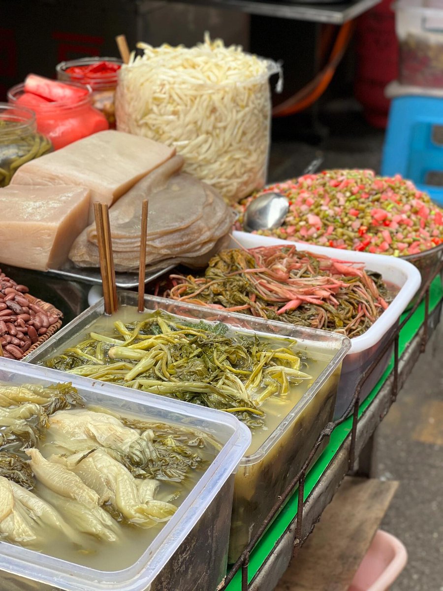 HazelRoydyl's tweet photo. Compra de temporada! Calabacines, tomates y fresas frescos, 100% locales y a precio genial  No te los pierdas en el mercado de barrio hoy! https://t.co/CXD9prcREI
