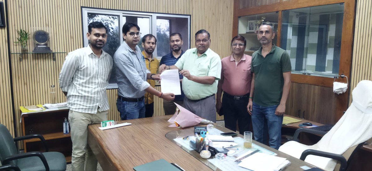 TiwarieeG's tweet photo. 1 अक्टूबर 2026 — 27th BSNL Foundation Day

आज का दिन BSNL के भारत विकास के गौरवशाली इतिहास को याद करने का दिन है, लेकिन उस इतिहास को बनाने वाले कर्मचारियों की आवाज़ को अनदेखा नहीं किया जा सकता।

3rd PRC/वेतन संशोधन का शीघ्र समाधान BSNL कर्मचारियों की प्रमुख मांग है।

जब तक कर्मचारियों के इस मुद्दे पर ठोस पहल नहीं होती, कर्मचारी लोकतांत्रिक एवं शांतिपूर्ण तरीके से अपना विरोध दर्ज कराते रहेंगे।

कर्मचारियों का सम्मान = BSNL का सम्मान।

#NoPRCNoCelebration
#Remove_Affordability_Clause

@CMDBSNL @DoT_India @narendramodi @JM_Scindia @PemmasaniOnX @AUAB5564