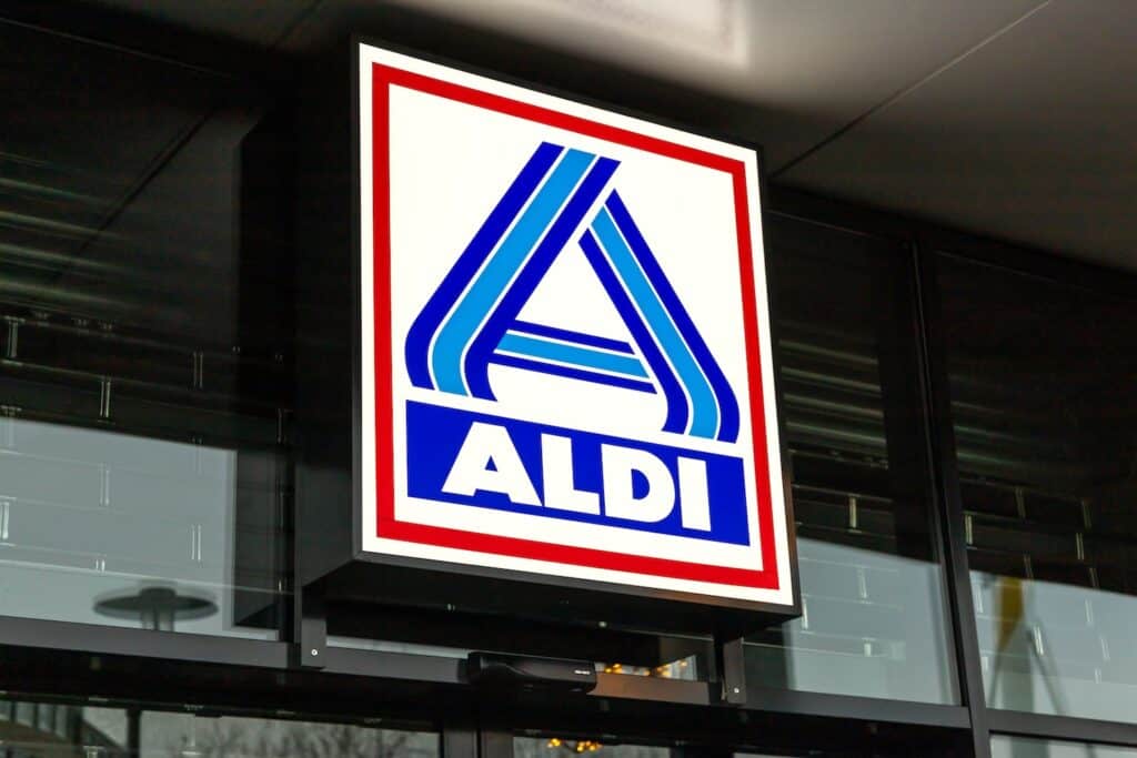 leakpt's tweet photo. Adeus Tupperware cara: as caixas de vidro do ALDI custam 11,99€ (e a tampa fica mesmo fechada) www.leak.pt/aldi-caixas-vidro-tupperware/ #Aldi #Tupperware #CaixasDeVidro #CozinhaPrática #Organização https://t.co/6J71qr8pT1