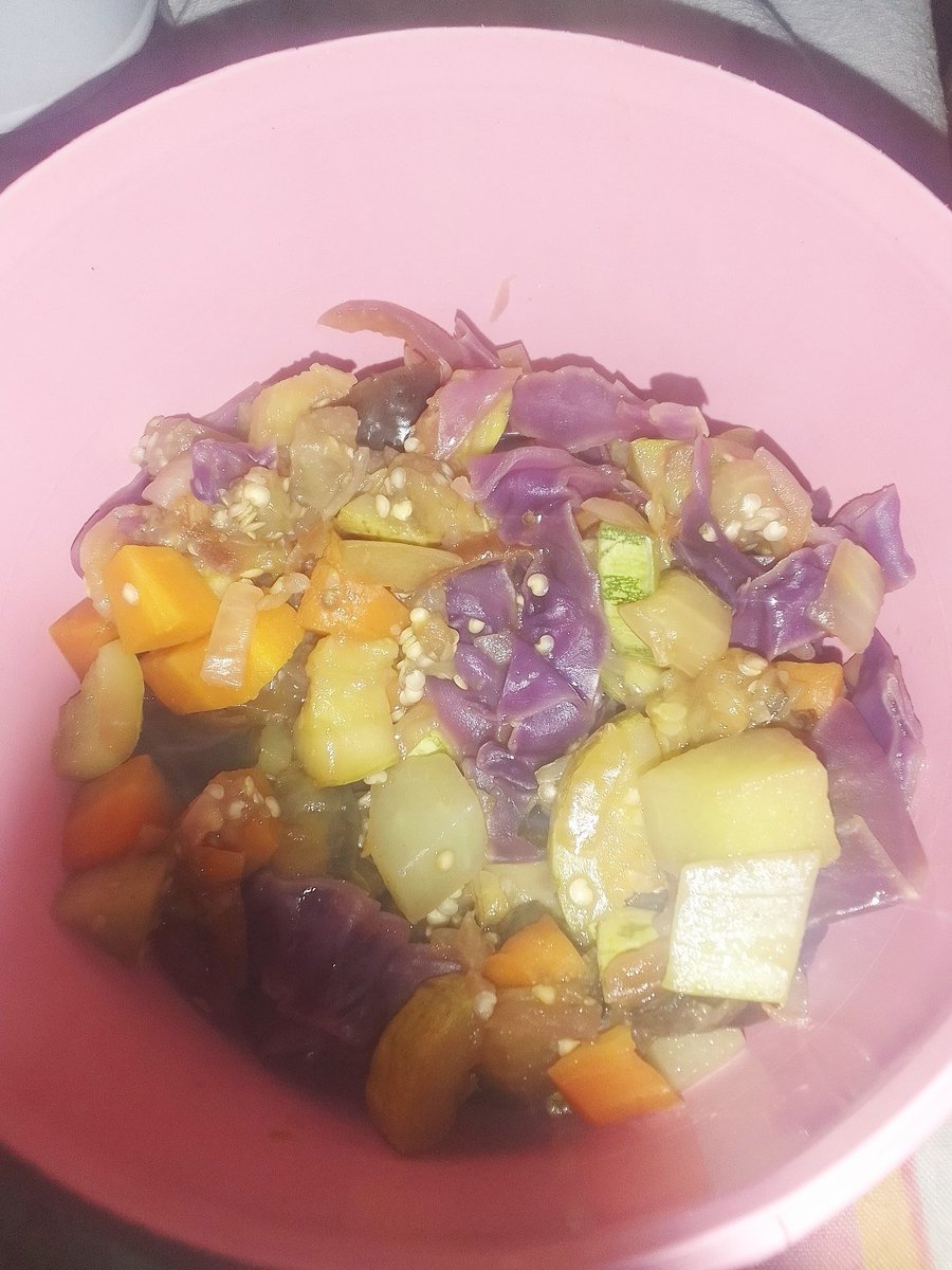 eepybambis's tweet photo. minha sopinha de cebola, cebola roxa, alho, abobrinha, cenoura, chuchu e repolho roxo https://t.co/HAck2QqfYb