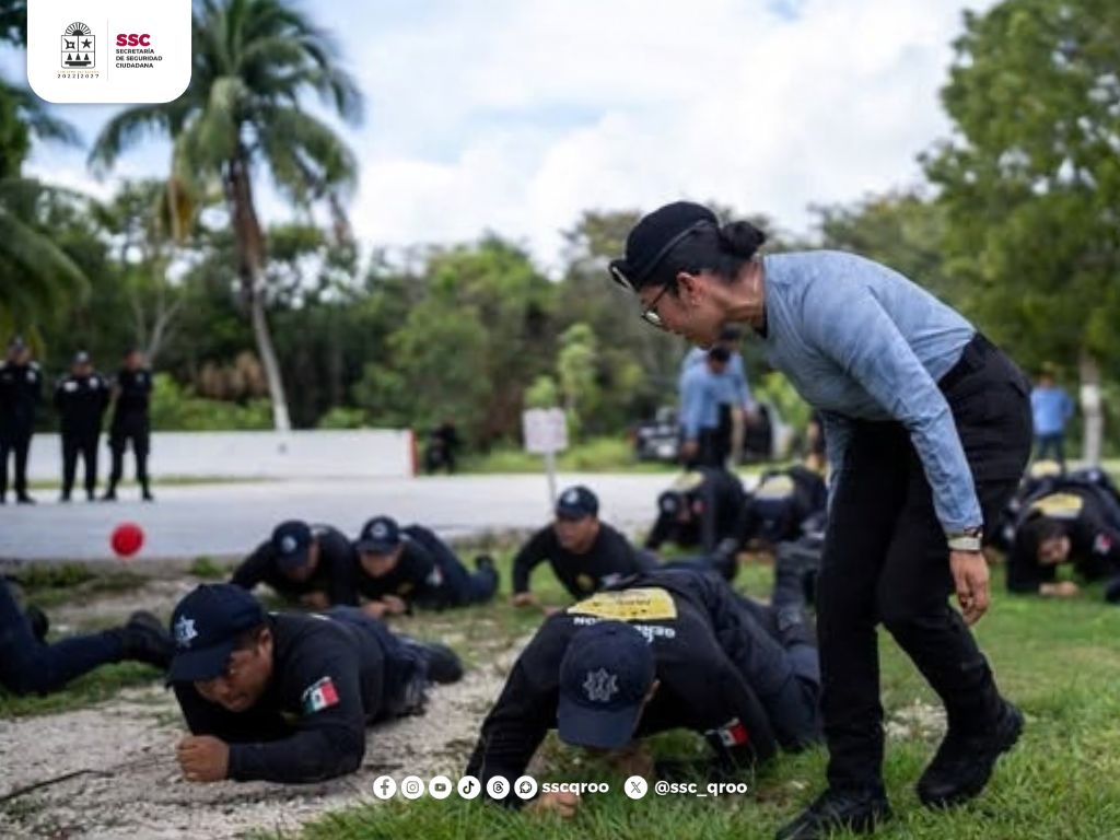 SSC_QROO's tweet photo. 🥋 La disciplina también es parte de la seguridad.

Cada entrenamiento fortalece habilidades, carácter y trabajo en equipo. 💪👮‍♂️

Formar policías preparados es fortalecer la seguridad de Quintana Roo. 🛡️

#ServirYProteger https://t.co/1HFUr0XrYt