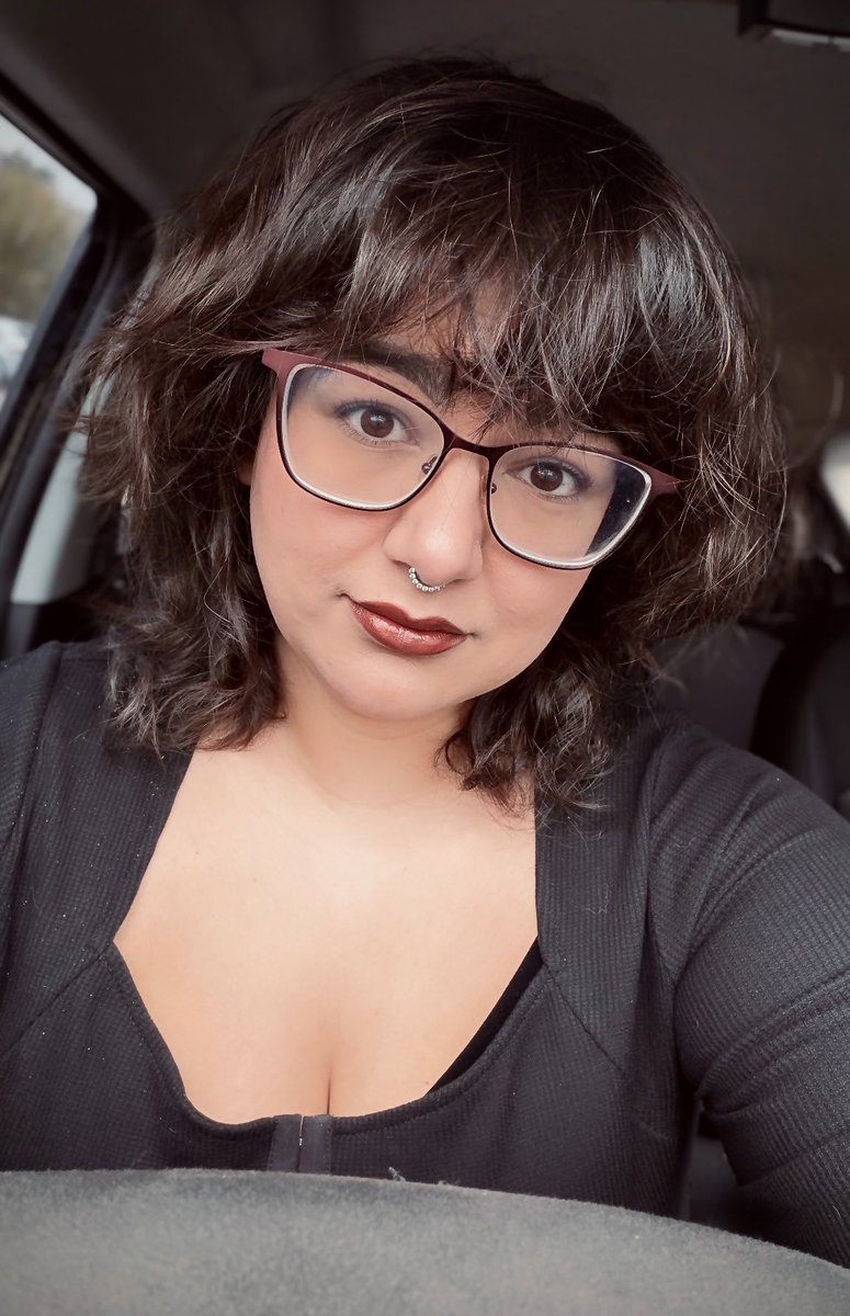 TinaNarvaezJr's tweet photo. Decided I’m just gonna start dressing vaguely like a witch every day. 🔮💫🖤 https://t.co/004JBBGSHG