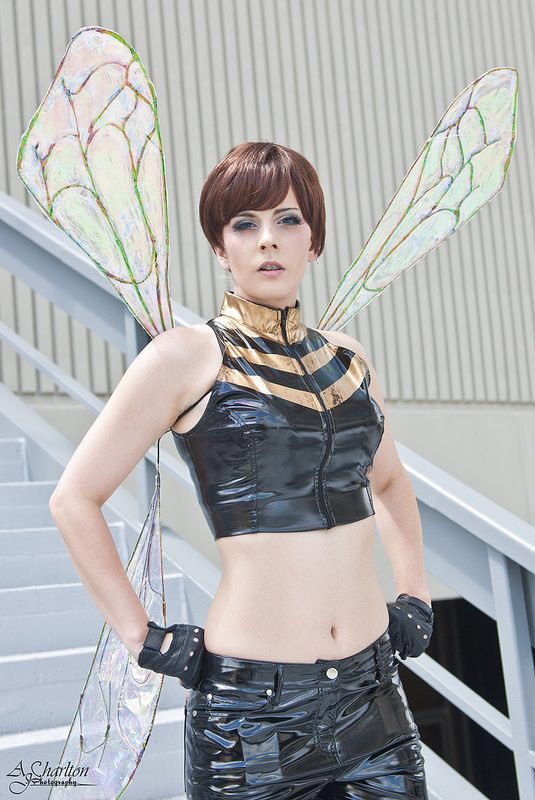 ORPEITUDA's tweet photo. @malcomtentrage @ZappalaJos5753 @LindaLeeDanver Different hairstyle, details of the outfit ,and wings btw. If it was this woman, with same outfit and hair, would you think she’s cosplaying Karen? https://t.co/515Yo7kA22