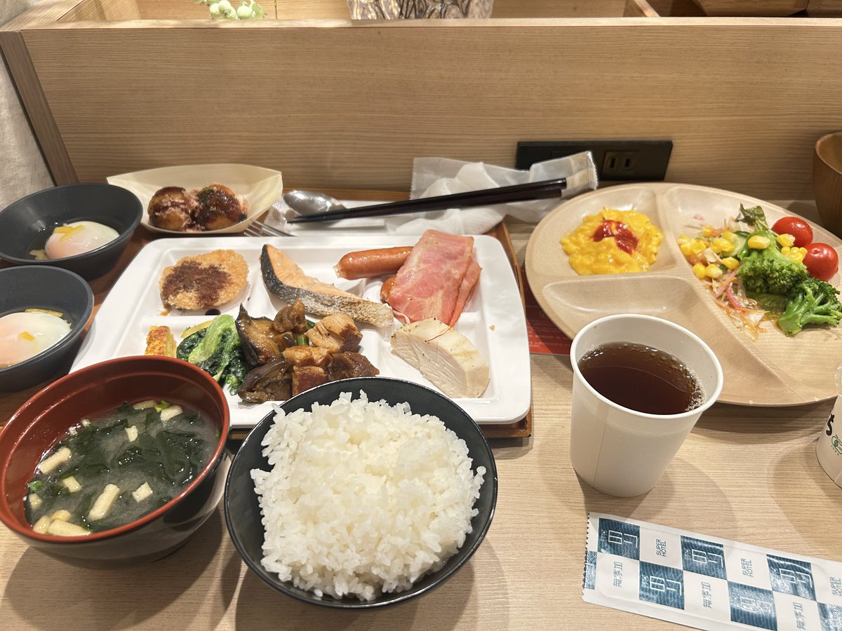 sin96259625's tweet photo. かなり早いけど朝ご飯！
取りすぎー！ https://t.co/PL87pvNRaU