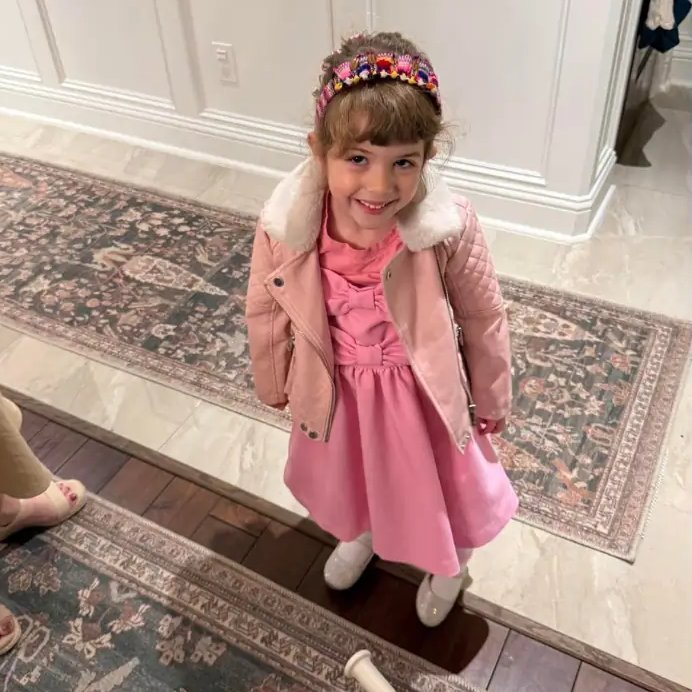 MarioNawfal's tweet photo. 🚨🇺🇸 A Houston mother allegedly shot and killed her 4-year-old daughter just hours after losing custody

Vivian Savella's custody hearing ended Tuesday morning, but the handoff wasn't set until that night, so she went home with the mother who had just lost her. 

Police say that mother shot her upstairs while her stepfather and a babysitter sat downstairs, then turned the gun on herself. 

The mother is expected to survive, and Vivian's stepfather tried CPR but couldn't save her.

When a court takes a child away from a parent, that child should walk out of the courthouse with the other one, FULL STOP.

Leaving the handoff for later is how kids across this country keep ending up dead in custody fights.

Source: KPRC / Writer: Daniel
