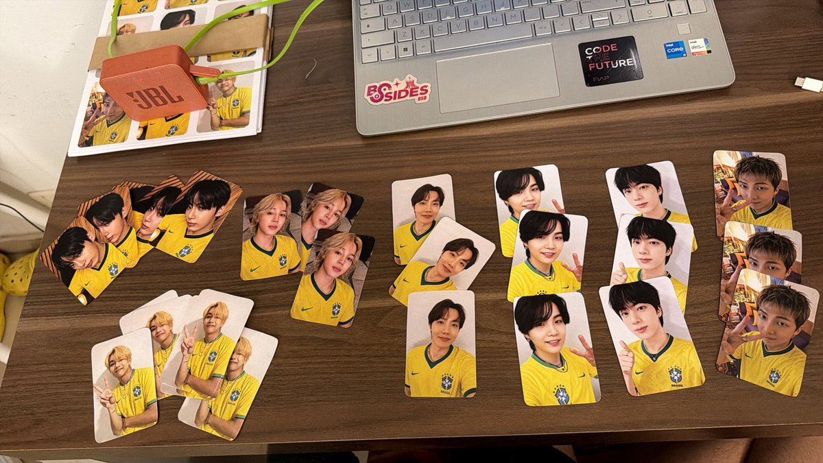 dukoollector's tweet photo. por aqui produzindo os freebies para o show!!! https://t.co/9GvypY4hbb