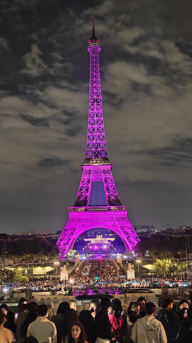 LMDPSG's tweet photo. 📍 Paris sera de nouveau Rose en ce mois d'octobre. 🗼🌷

Une sincère pensée envers toutes les femmes atteintes du cancer du sein. 🫂🫶🏻

#OctobreRose https://t.co/2tZIhdXJkl