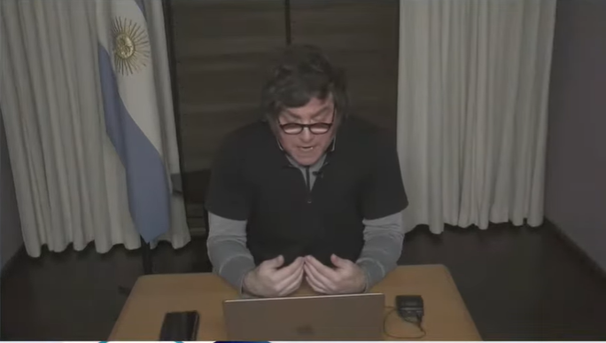 Lic_Chaly's tweet photo. Habia que cerrar el cortinado, ponerle una mesa mas grande, achicar el plano para que no se vea lo que hay sobre la mesa y ponerle un saco al presidente. https://t.co/iJtAf8A2S7