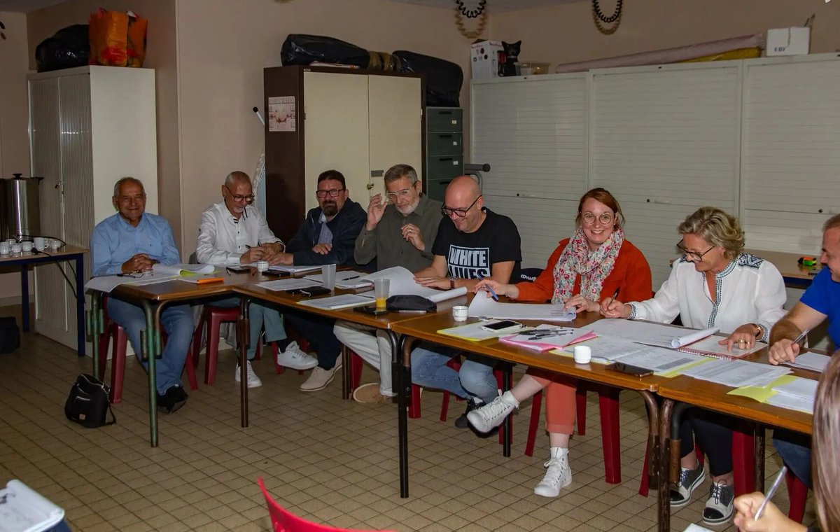 le_Parisien's tweet photo. Un élu RN du Pas-de-Calais poussé à la démission après avoir arboré un tee-shirt suprémaciste blanc en réunion
➡️ https://t.co/wQI4bpCY2J https://t.co/tYbmu49sXa