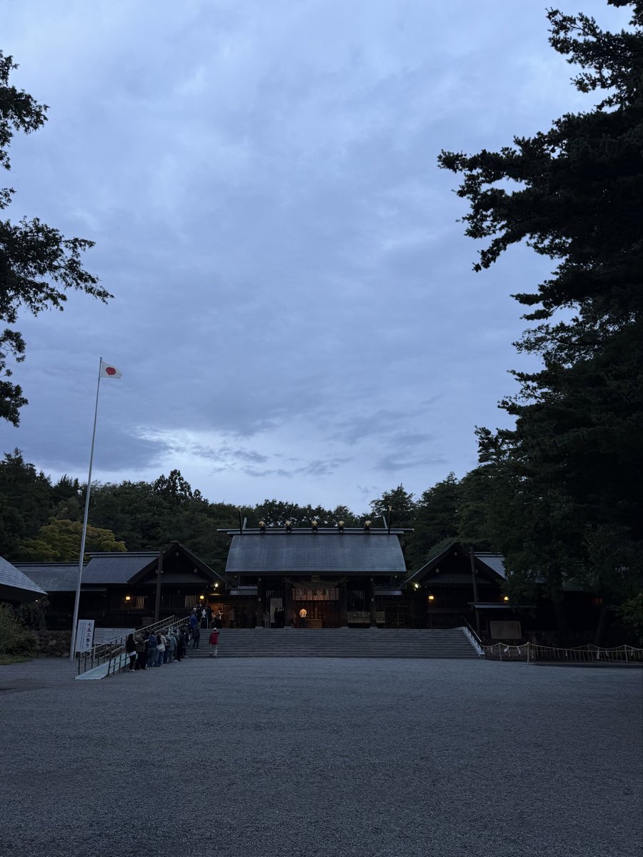 onaisyona's tweet photo. おはようございます

令和八年十月一日
北海道神宮
開門にあわせ参拝しました

境内をかける風も
みなさんの装いも
すっかり秋

僕は
先月同様
心も体も絶不調
情けない

残り三ヶ月
固定ポスト
貼り続けた意味を考え

神無月
頑張れ自分

みなさん
良い一日を
そして
良いひと月となりますように https://t.co/z214Pln85X