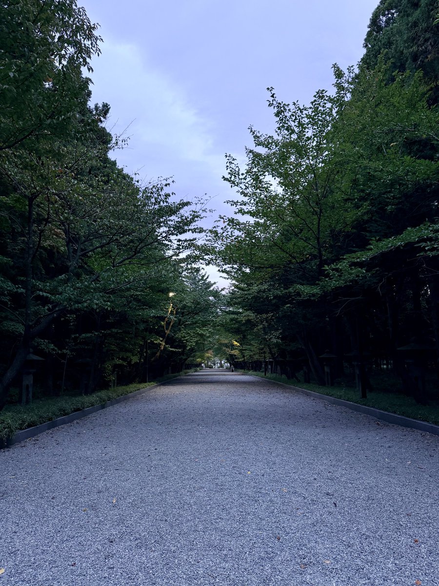 onaisyona's tweet photo. おはようございます

令和八年十月一日
北海道神宮
開門にあわせ参拝しました

境内をかける風も
みなさんの装いも
すっかり秋

僕は
先月同様
心も体も絶不調
情けない

残り三ヶ月
固定ポスト
貼り続けた意味を考え

神無月
頑張れ自分

みなさん
良い一日を
そして
良いひと月となりますように https://t.co/z214Pln85X