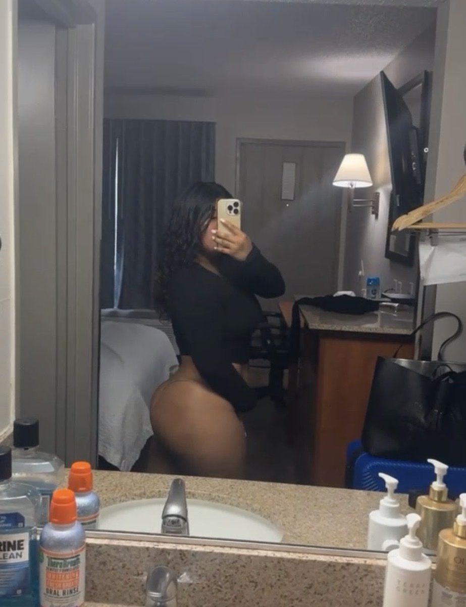 Savithe1's tweet photo. I’ll do a little Sale on 🎥 &amp; pics since I Got a new phone for new Content💦🌹🥰 https://t.co/gtG78hjJHg