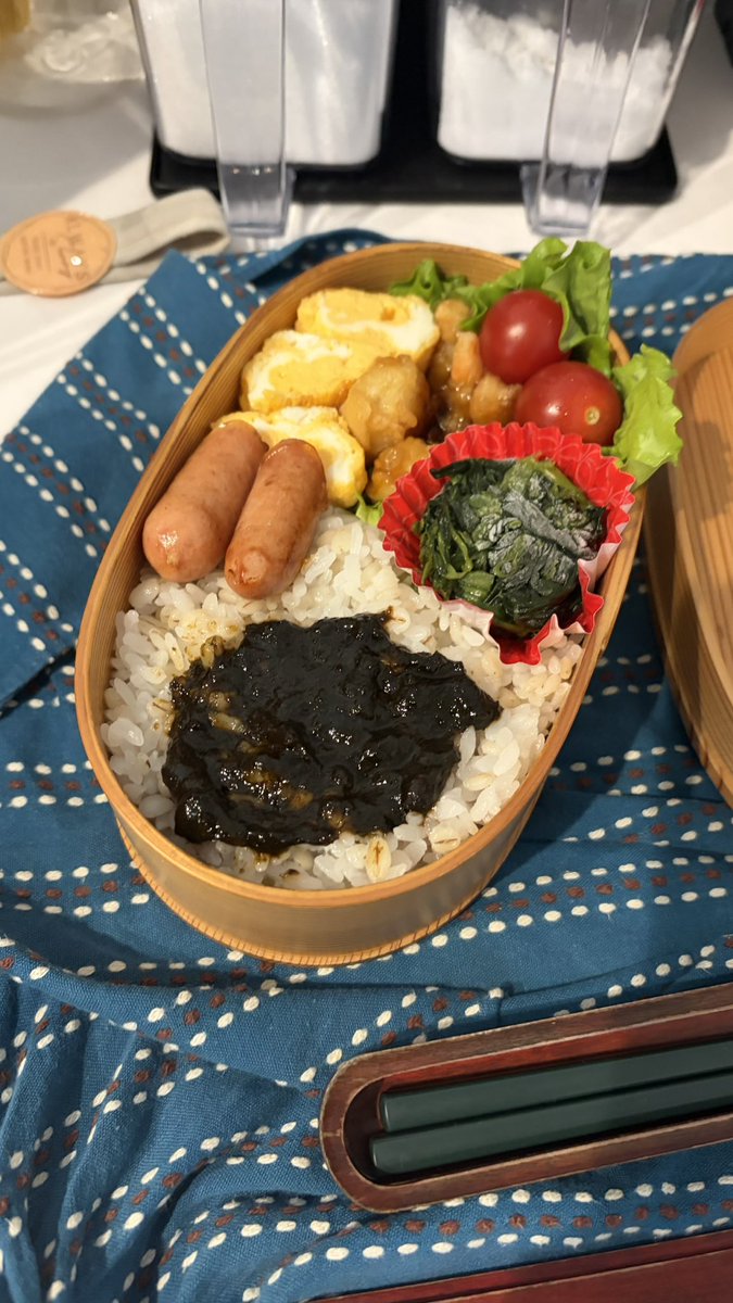 teitku's tweet photo. 今日のお弁当

エビの天ぷらと海苔の佃煮ご飯 https://t.co/l0xkgpqB4t