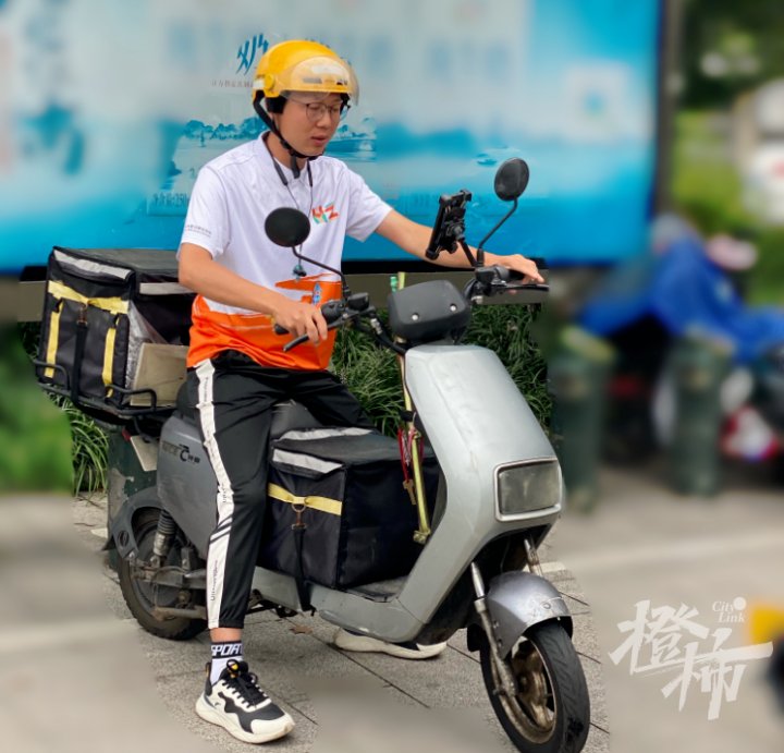 n3ll3506's tweet photo. This bike delivery guy rode his electric vehicle to the store. Everyone should be advised to support the hardworking people striving for their goals. https://t.co/FtosEUoU7p