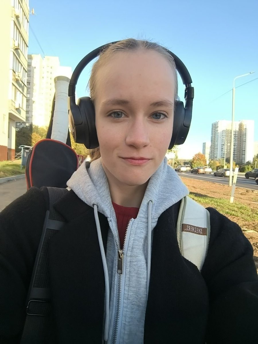 lovingwhat_'s tweet photo. проверяющий в метро: "девушка, это у вас меч джедая?"
говорю: "да нет, видите, платок черный, все же меч ситха"...

а на деле показательные выступления

а потом ещё и на день рождения подруги с репетиции ехала. так весь день меч выгуливаю по всему городу. хихик https://t.co/P6HzxHZDzi