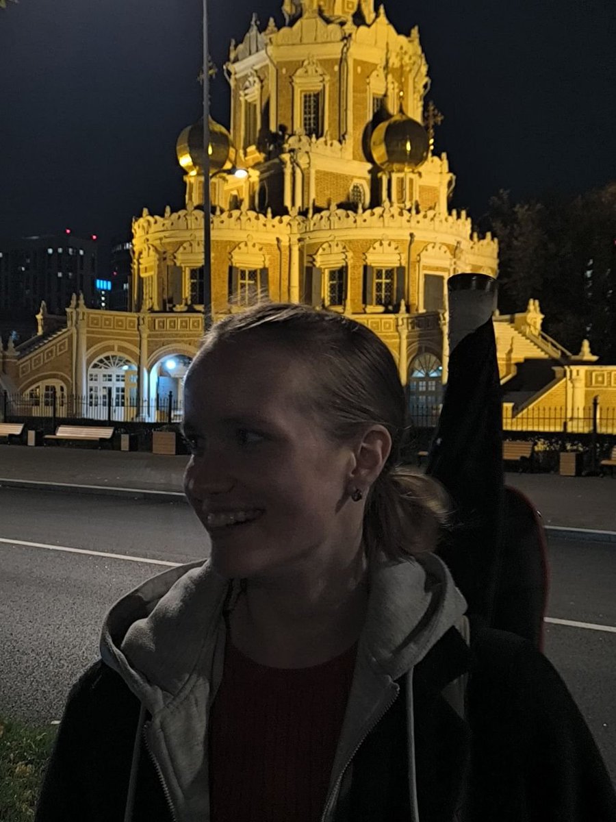 lovingwhat_'s tweet photo. проверяющий в метро: "девушка, это у вас меч джедая?"
говорю: "да нет, видите, платок черный, все же меч ситха"...

а на деле показательные выступления

а потом ещё и на день рождения подруги с репетиции ехала. так весь день меч выгуливаю по всему городу. хихик https://t.co/P6HzxHZDzi