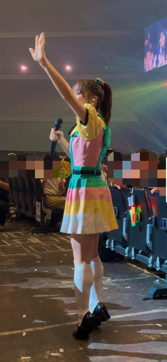 nthiemon's tweet photo. ファンの方のお顔を一人一人見ようと一生懸命につま先立ちをする推し、愛おしい。 https://t.co/sSPnNqLfli