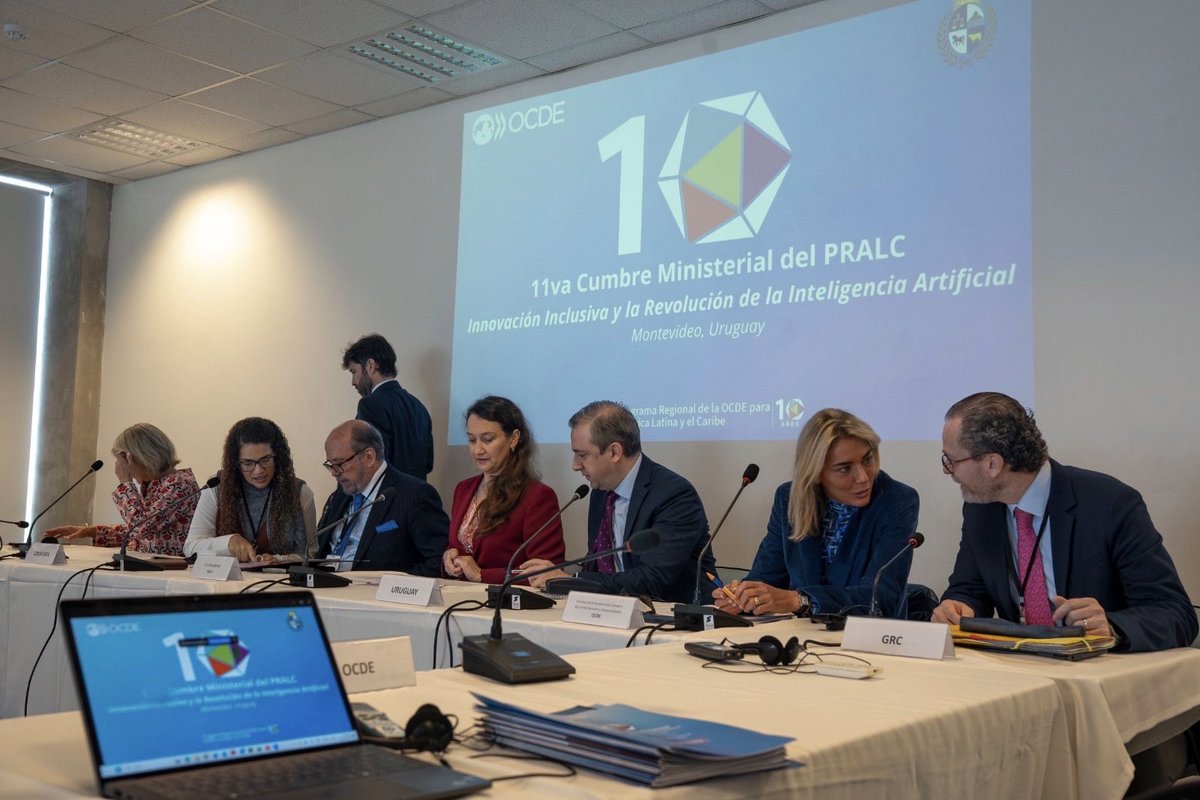 SilviaOECD's tweet photo. Opening of the Steering Group of the @OECD LAC Regional Programme in Montevideo, 10 years on. Our task now: turn momentum into results.
Also met Paraguay’s Vice Minister of Economy, Gerardo Ruiz Díaz, to discuss OECD support for the country’s reforms. @MEF_Paraguay https://t.co/44uETDEtTU