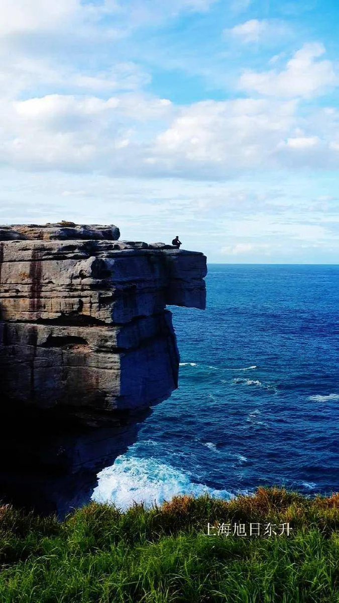 tammy34197's tweet photo. [On a steep old cliff, what lies ahead is the most breathtaking view of the sea.]， https://t.co/VXePGZwOIK