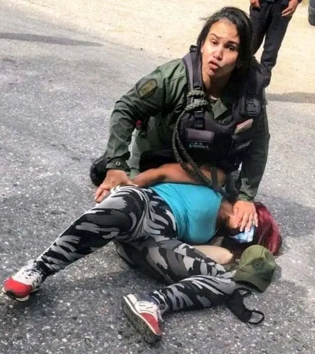 Luisrgrb65's tweet photo. ‼️💂🏿‍♂️🪖⚖️📣/ QUE NO QUEDE EN EL OLVIDO! JOSNEIDY NAYARI CASTILLO MENDOZA (CI: 9.445.226), la GNB sádica que agredió brutalmente a Marvinia Jiménez en Valencia, encarna la brutalidad y la impunidad del régimen. Cada golpe es un recordatorio de como el poder protege a los abusadores https://t.co/leudXarStS