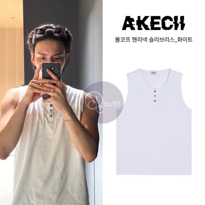 An advertisement showing a man taking a mirror selfie wearing a white sleeveless henley shirt, alongside a product photo labeled 'AKECHI' with Korean text '볼코프 헨리넥 슬리브리스_화이트' and a 'd_outfit' watermark.