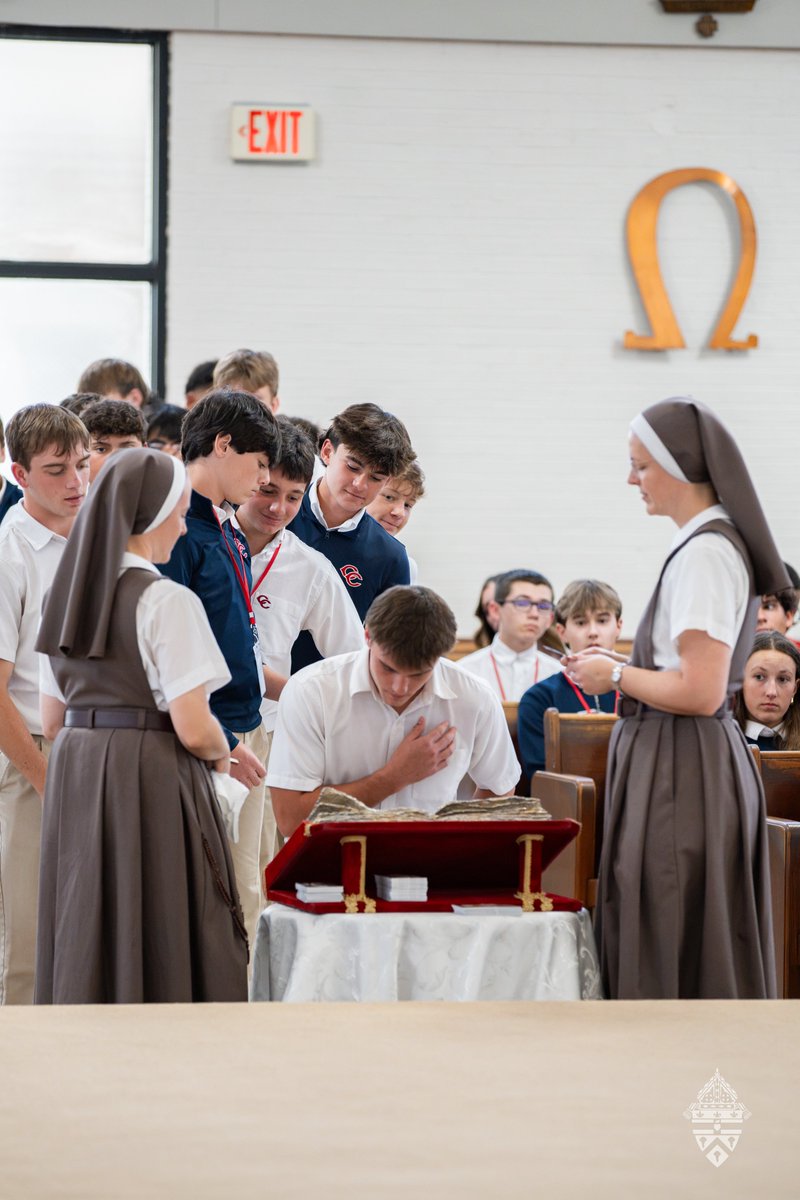 htdiocese's tweet photo. A historical moment in our diocese! The traveling first-class relic of St. John Paul II came to our diocese Sept 18-21.
#htdiocese #stjpii #relic #firstclassrelic #catholic #houmathibodaux @motheradela #sctjm @sctjm_servants #catholiceducation https://t.co/7cnoePrIKT