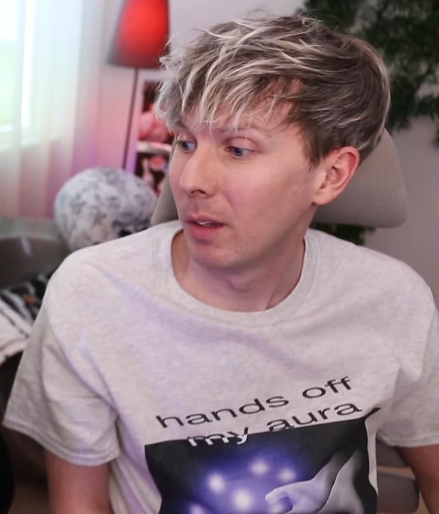 theamazingphil's tweet photo. another shirt has been inducted into the amazingphil hall of fame https://t.co/kV5kvI50Us