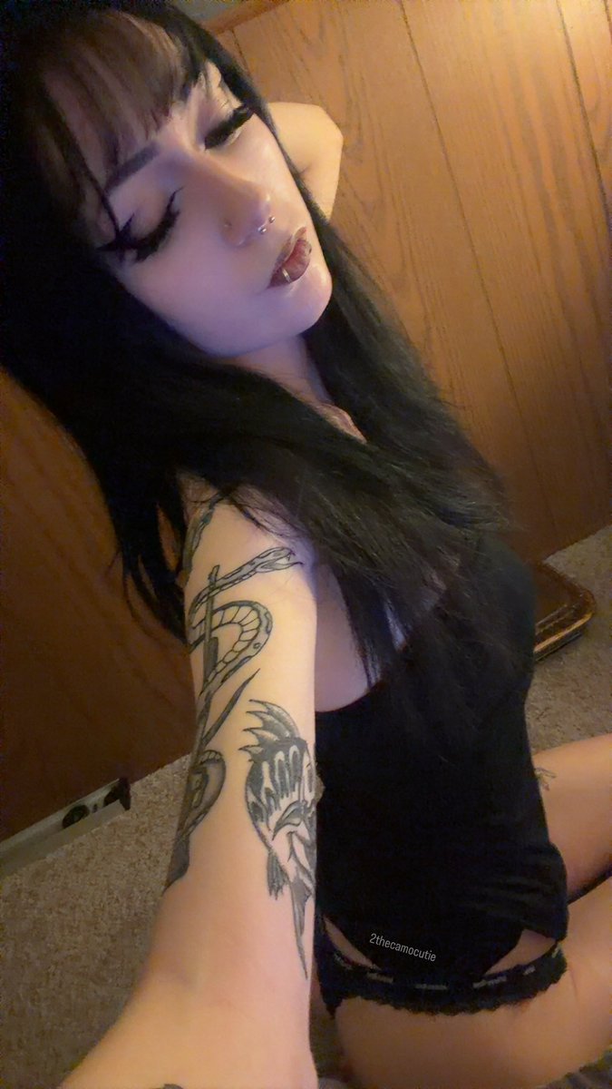 2thecamocutie's tweet photo. hello twt

#gothgirl https://t.co/xS2RQXBpIL