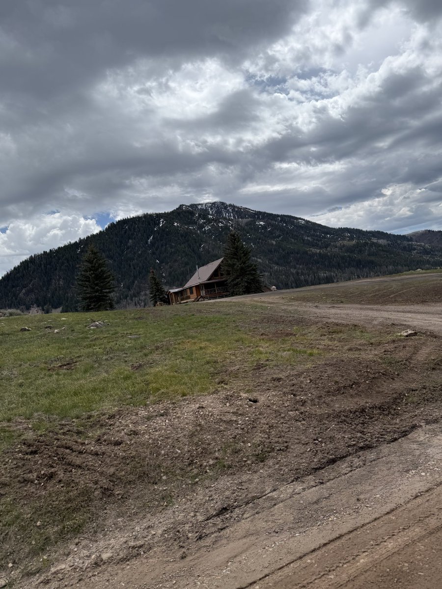 favtechnician's tweet photo. Is that the house from Yellowstone tv show? Rip’s cabin https://t.co/IXpuxd3t1Z