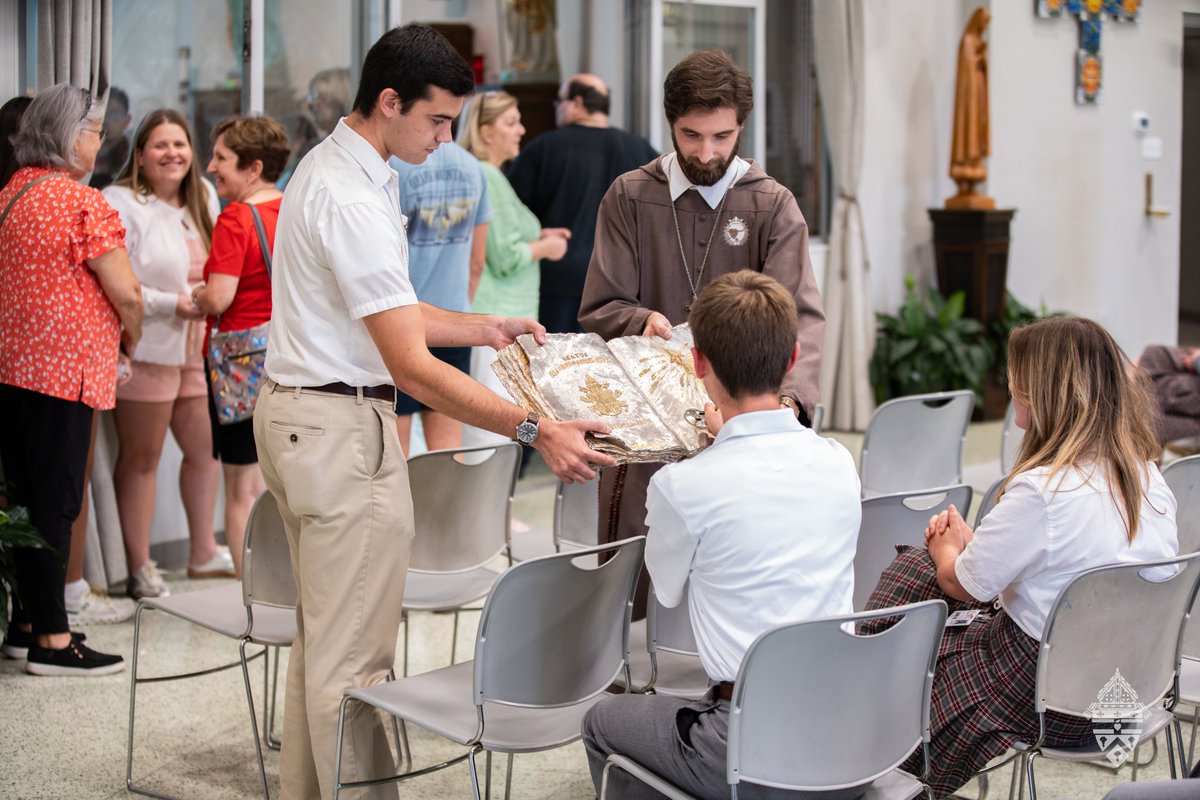 htdiocese's tweet photo. A historical moment in our diocese! The traveling first-class relic of St. John Paul II came to our diocese Sept 18-21.
#htdiocese #stjpii #relic #firstclassrelic #catholic #houmathibodaux @motheradela #sctjm @sctjm_servants #catholiceducation https://t.co/7cnoePrIKT