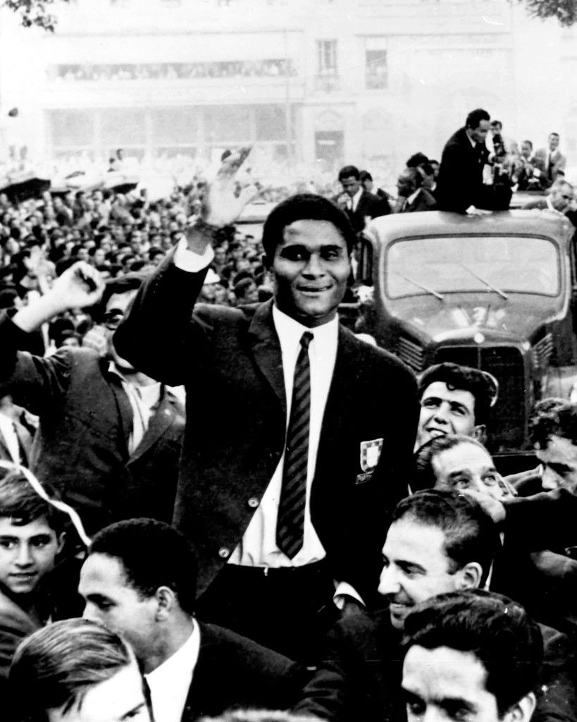 ViolinistadaLuz's tweet photo. Levou 🇵🇹 ao pódio do Mundial 66, marcando 9 golos.Foi Ballon D'Or e bota de ouro sem sair do país, campeão europeu por um clube nacional, o SL Benfica, e até hoje ainda é o 16º atleta com mais golos na Champions.

O nosso 1º e grande embaixador. Sim, antes também existia futebol. https://t.co/g3R2MKPafy