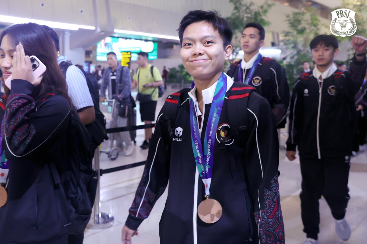 INABadminton's tweet photo. 🇮🇩 SELAMAT DATANG, PAHLAWAN MERAH PUTIH! 🏸✨

Kepulangan para pejuang bulutangkis Indonesia dari Asian Games 2026 disambut hangat di Bandara Soekarno-Hatta.

Rombongan atlet dipimpin langsung oleh Ketua Umum PP PBSI, M. Fadil Imran, dan turut disambut oleh Menteri Pemuda dan Olahraga Republik Indonesia, Erick Thohir beserta jajaran NOC Indonesia yang hadir untuk memberikan apresiasi secara langsung kepada para atlet yang telah berjuang membawa nama Indonesia di panggung Asia. 🇮🇩

Terima kasih atas perjuangan, kerja keras, dan semangat yang telah diberikan. Setiap keringat yang jatuh menjadi bagian dari cerita Merah Putih.

Bangga dengan perjuangan kalian! Terima kasih, para pejuang Indonesia! 🫡🔥

#BadmintonIndonesia
#AsianGames2026