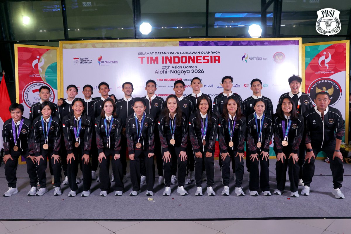 INABadminton's tweet photo. 🇮🇩 SELAMAT DATANG, PAHLAWAN MERAH PUTIH! 🏸✨

Kepulangan para pejuang bulutangkis Indonesia dari Asian Games 2026 disambut hangat di Bandara Soekarno-Hatta.

Rombongan atlet dipimpin langsung oleh Ketua Umum PP PBSI, M. Fadil Imran, dan turut disambut oleh Menteri Pemuda dan Olahraga Republik Indonesia, Erick Thohir beserta jajaran NOC Indonesia yang hadir untuk memberikan apresiasi secara langsung kepada para atlet yang telah berjuang membawa nama Indonesia di panggung Asia. 🇮🇩

Terima kasih atas perjuangan, kerja keras, dan semangat yang telah diberikan. Setiap keringat yang jatuh menjadi bagian dari cerita Merah Putih.

Bangga dengan perjuangan kalian! Terima kasih, para pejuang Indonesia! 🫡🔥

#BadmintonIndonesia
#AsianGames2026