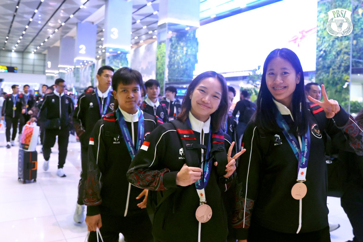 INABadminton's tweet photo. 🇮🇩 SELAMAT DATANG, PAHLAWAN MERAH PUTIH! 🏸✨

Kepulangan para pejuang bulutangkis Indonesia dari Asian Games 2026 disambut hangat di Bandara Soekarno-Hatta.

Rombongan atlet dipimpin langsung oleh Ketua Umum PP PBSI, M. Fadil Imran, dan turut disambut oleh Menteri Pemuda dan Olahraga Republik Indonesia, Erick Thohir beserta jajaran NOC Indonesia yang hadir untuk memberikan apresiasi secara langsung kepada para atlet yang telah berjuang membawa nama Indonesia di panggung Asia. 🇮🇩

Terima kasih atas perjuangan, kerja keras, dan semangat yang telah diberikan. Setiap keringat yang jatuh menjadi bagian dari cerita Merah Putih.

Bangga dengan perjuangan kalian! Terima kasih, para pejuang Indonesia! 🫡🔥

#BadmintonIndonesia
#AsianGames2026