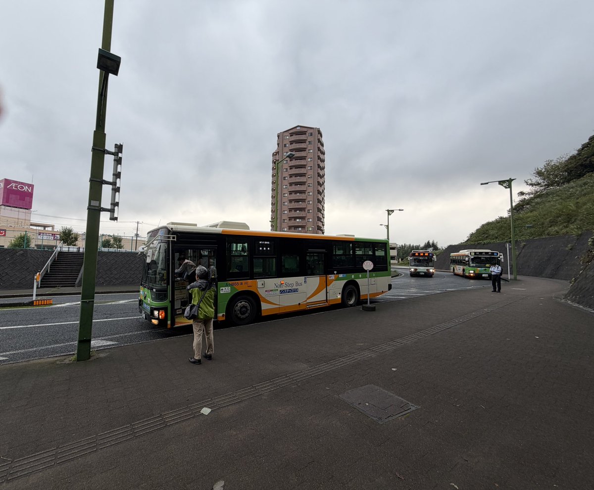 2990246's tweet photo. 都営バスに感謝
長浦駅から始発が姉ケ崎駅に向けて出発
小湊バスと並んでるのはちよっと感動
#内房線 #袖ケ浦 https://t.co/bXtHV1olGb