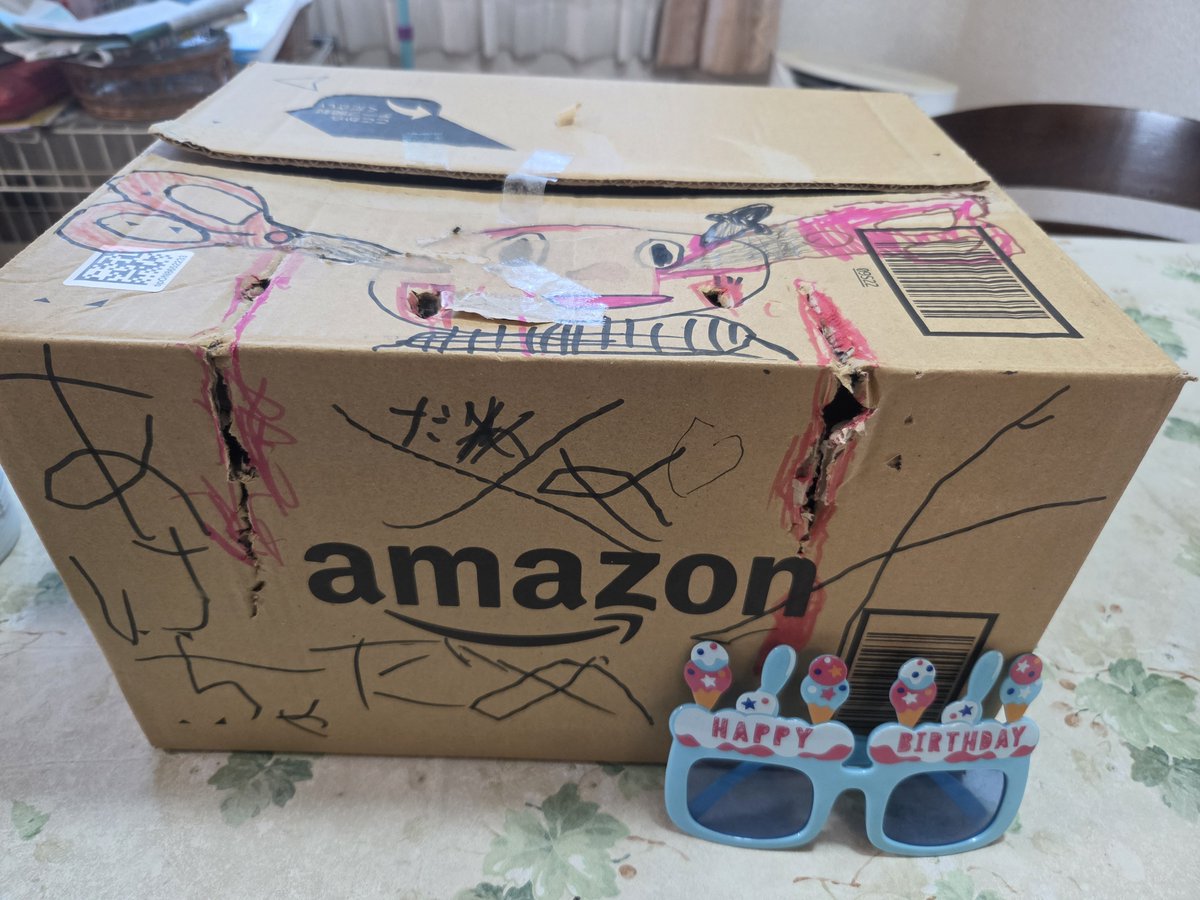 oso2_'s tweet photo. 朝イチで謎のAmazonの箱を娘に貰いました😅
箱には1枚紙が入っていて
『まま､たんじょうひおめでとう』って書いてありました😭 https://t.co/Aa3GRFRxfz