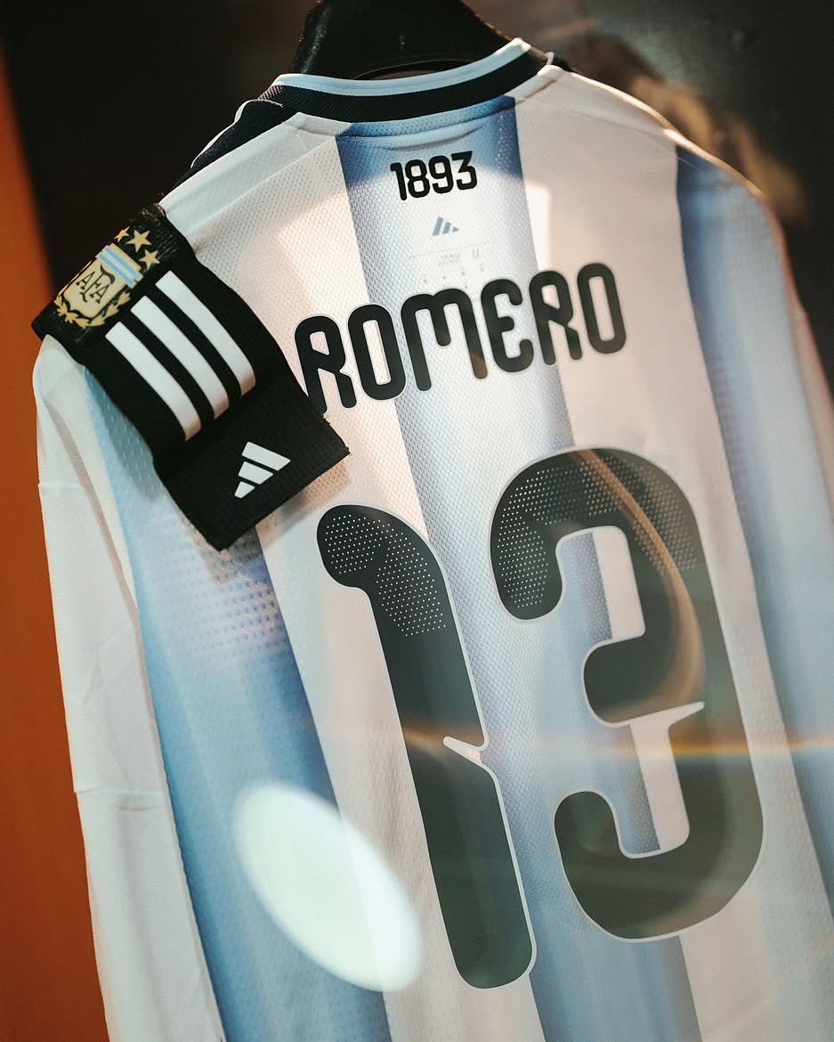 golandpop's tweet photo. ✅🇦🇷 ¡El XI DE ARGENTINA para jugar contra Bolivia 🇧🇴 en CÓRDOBA será con: Dibu Martínez; Giay, Romero, Lisandro Martínez, Vega; Palacios, Mac Allister; Paz, Prestianni; Lautaro y Julián! 

📻 Lo vivís junto a la Cadena @golandpop en @ContinentalCba 103.5 FM y YouTube. https://t.co/Mf8mn2Xui3