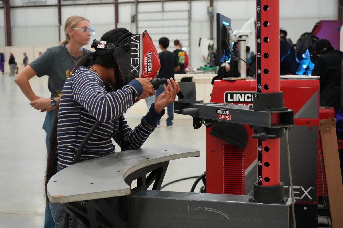 DodgeCityCC's tweet photo. DC3 Tech brought career possibilities to life during its annual Tech Ed Career Exploration Day on Wednesday, Sept. 30, at the Western State Bank Expo Center. Approximately 796 middle and high school students from 11 southwest Kansas schools explored technical education programs. https://t.co/cPxbhA9iwN