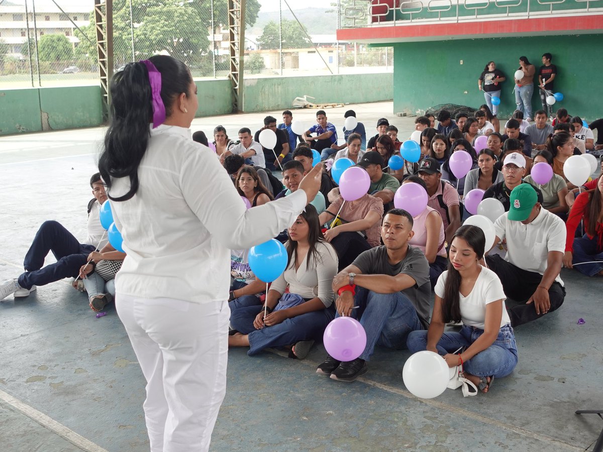 GoberManabi's tweet photo. En #Portoviejo, se desarrolló un diálogo con jóvenes en Acción, liderado por la gobernadora @avalleec para conocer sus experiencias, aprendizajes e inquietudes.

Los jóvenes compartieron cómo ha sido su participación en este programa impulsado por el presidente @DanielNoboaOk https://t.co/P33mWhyhvE