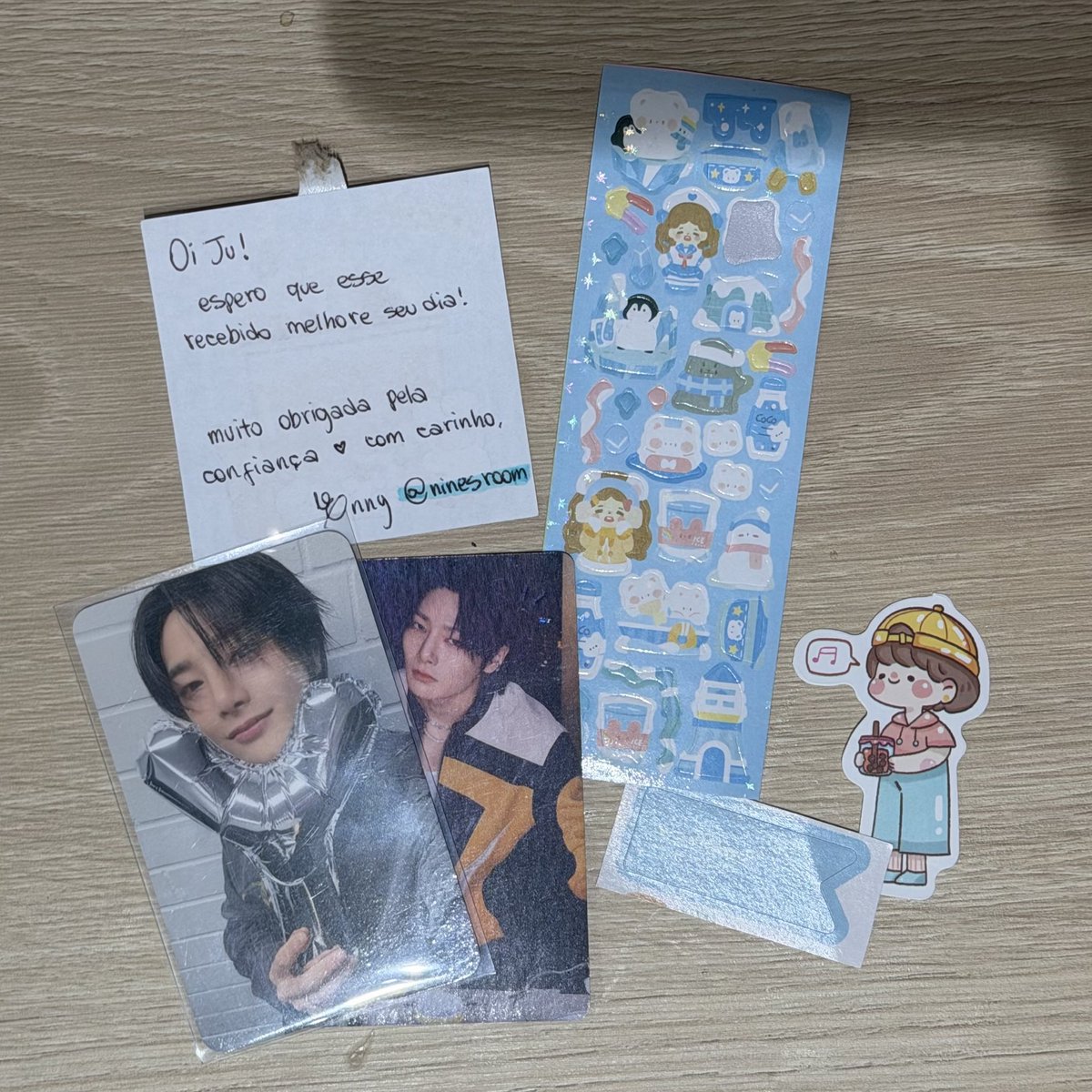 getscools's tweet photo. feedback super positivo para a @ninesroom por vender e entregar em mãos esse jeongin q faltava para eu completar meu set ot8 🥹♥️ veio super bem embaladinho e os brindes são uma graça também, além de ser uma fofa!! super obrigada! https://t.co/nKvBV8Du9I