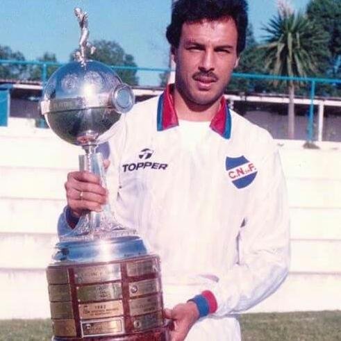 CNdeFhistoria's tweet photo. 🗓 30/09/1959

Nace en Rocha, Daniel Felipe Revelez

🏆🌐🌎 Ídolo y gloria del Decano, Campeón de América y del Mundo, ganador de la cuádruple corona internacional 1988-1989

🏆9️⃣ 𝑻𝑰𝑻𝑼𝑳𝑶𝑺 𝑶𝑭.
🏆🌎 Libertadores 1988
🏆🌐 Intercontinental 1988
🏆🌎 Interamericana 1988
🏆🌎 Recopa Sudamericana 1989
🏆 Uruguayo 1992
🏆 Competencia 1989
🏆 Liguilla 1990-92-93

💪🏽⚽️ Así se patea un penal en la Intercontinental!

Feliz cumpleaños “Zorro”!

💻https://t.co/wh9W0dA4Um