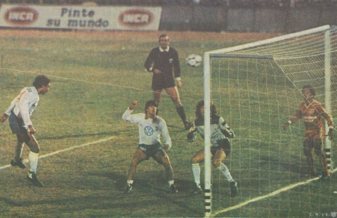 CNdeFhistoria's tweet photo. 🗓 30/09/1959

Nace en Rocha, Daniel Felipe Revelez

🏆🌐🌎 Ídolo y gloria del Decano, Campeón de América y del Mundo, ganador de la cuádruple corona internacional 1988-1989

🏆9️⃣ 𝑻𝑰𝑻𝑼𝑳𝑶𝑺 𝑶𝑭.
🏆🌎 Libertadores 1988
🏆🌐 Intercontinental 1988
🏆🌎 Interamericana 1988
🏆🌎 Recopa Sudamericana 1989
🏆 Uruguayo 1992
🏆 Competencia 1989
🏆 Liguilla 1990-92-93

💪🏽⚽️ Así se patea un penal en la Intercontinental!

Feliz cumpleaños “Zorro”!

💻https://t.co/wh9W0dA4Um