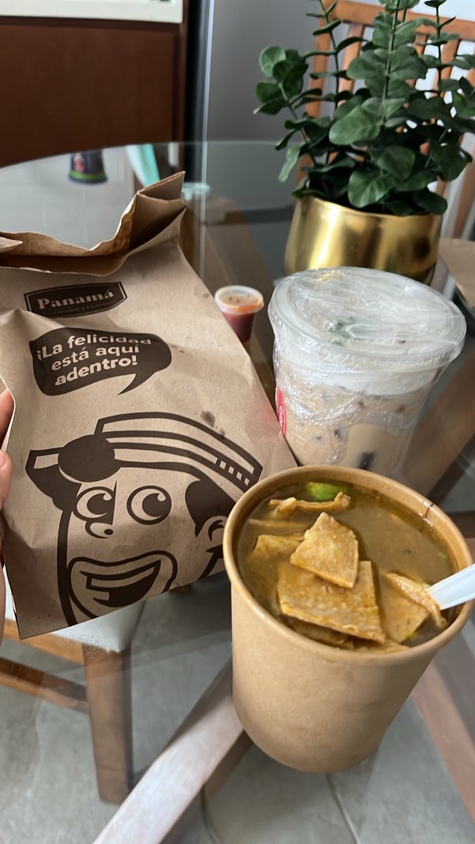 anvezo's tweet photo. Hoy me pedí una sopa azteca, un café frío y pan, más pan de la Panamá https://t.co/rvFgqY62No