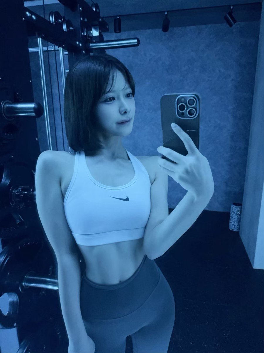 peaksgymdayo's tweet photo. 下心のない筋トレなんて、正直もったいなさすぎます。

「健康のために軽く汗を流す」という綺麗な目標よりも、
「あの子に触られたい」
「男としての色気で圧倒したい」
という本能的な欲求がある人のほうが、限界のあと1回を本気で追い込めるからです。

そして女性トレーナーとして、一人の女性目線でハッキリ言わせてもらうと、
本気で身体を鍛え上げた男性から滲み出る「男特有の色気」って、本当に女性の本能を狂わせるレベルの破壊力があります。

では、女性が無意識に「男らしさ」を感じて目を奪われてしまう身体の正体とは何なのか？
解剖学と生理学の視点から、真面目に解��します。

女性の本能が反応してしまう「男のパーツ」

多くの男性が「腹筋をバキバキに割ること」ばかり気にしがちですが、実は女性がふとした瞬間に一番ドキッとしているのは【血管の浮き出た太い前腕】と【厚みのある胸板】です。

これ、単なる好みの問題ではなく、生物学的に強烈な理由があります。

【浮き出た血管とテストステロン】
太い腕にスッと浮き出る血管は、単に筋肉があるだけでなく「体脂肪が低く、全身の血流と代謝が極めて良好である」という健康美の証拠です。
女性は本能的に、血流が良くて生命力（テストステロン）が溢れている男性に魅力を感じるようにインプットされています。
シャツの袖をまくった瞬間に見える筋張った腕に、女性が思わず見惚れてしまうのはそのためです。

【大胸筋の厚みが生み出す「安心感」と「男らしさ」】
Tシャツの上からでも分かる大胸筋の張りと厚みは、女性には絶対にない「骨格と筋肉の圧倒的なフレーム差」を直感させます。
「包み込まれたい」「触れてみたい」という感情は、この分厚い胸板の立体感からダイレクトに刺激されます。

女性の視線を釘付けにする推奨種目

「触りたくなる身体」を作るために、絶対にやり込んでほしい種目は以下の3つです。

◆ インクライン・ダンベルプレス
鎖骨の下（大胸筋上部）に強烈な厚みを作る種目です。
フラットベンチだけでな��、上部を狙って鍛えることで、服を着ていても鎖骨周りから男らしい立体感が溢れ出ます。

◆ ディップス（またはナロースタンス・プッシュアップ）
胸の下部と二の腕（上腕三頭筋）を自重＋高負荷で強烈に引き締める種目。
胸の輪郭をくっきりと浮き立たせ、腕の太さを根本から太く見せるのに欠かせません。

◆ チンニング（懸垂）またはリバースカール
腕を太くするためにアームカールばかりやる人が多いですが、前腕を本気で太くするなら「重い負荷を握り込んでぶら下がる・引く」動作が一番効きます。
前腕が太くなると、自然と血管の浮き出方が変わってきます。

下心を恥ずかしがって、なんとなくジムでマシンを触るのなんて今日で終わりにしましょう。

「男としての魅力を限界まで引き上げたい」
そのギラギラした欲望を、そのままバーベルにぶつけてください。
限界を超えて追い込んだあとの汗と、日に日に変わっていく身体には、どんな言葉よりも説得力のある自信が宿ります。

「女性ウケする身体のラインを作りたい」「どこから追い���めばいいか分からない」という方は、恥ずかしがらずにジムで声をかけてくださいね。
あなたの下心を、誰が見ても見惚れるような「本物の色気」に変えるメニューを組ませてもらいます。